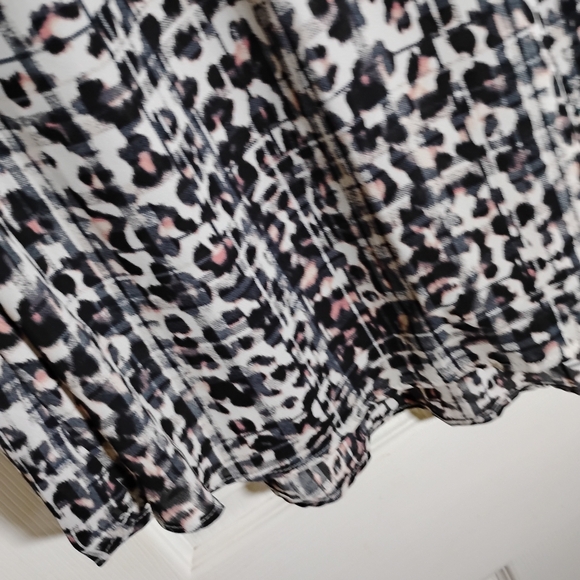 torrid Animal Print Blouse watercolor Artsy 3X - Picture 3 of 10